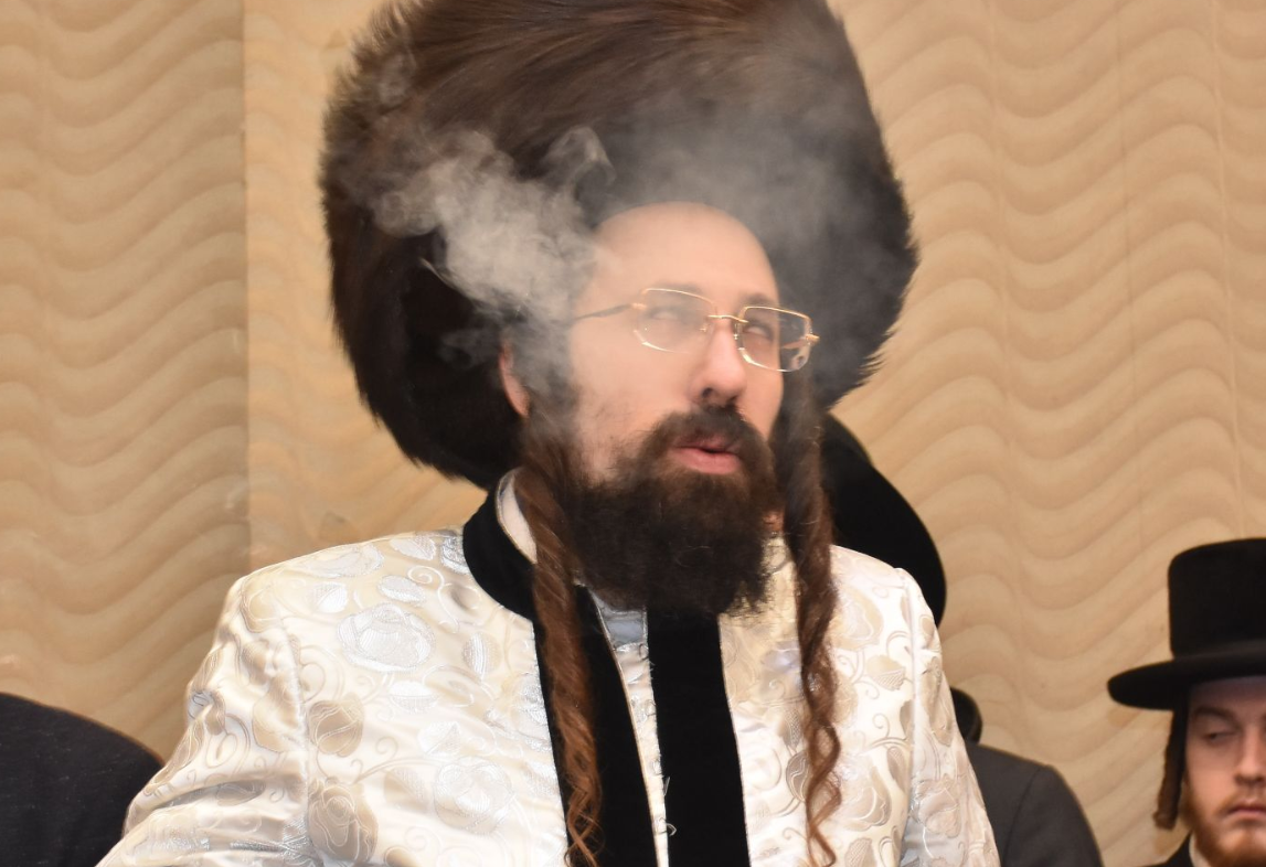 נר שמיני של חנוכה ו'טיש' אצל האדמו"ר ממעז'בוז