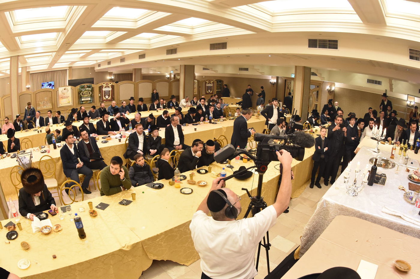 נר שמיני של חנוכה ו'טיש' אצל האדמו"ר ממעז'בוז