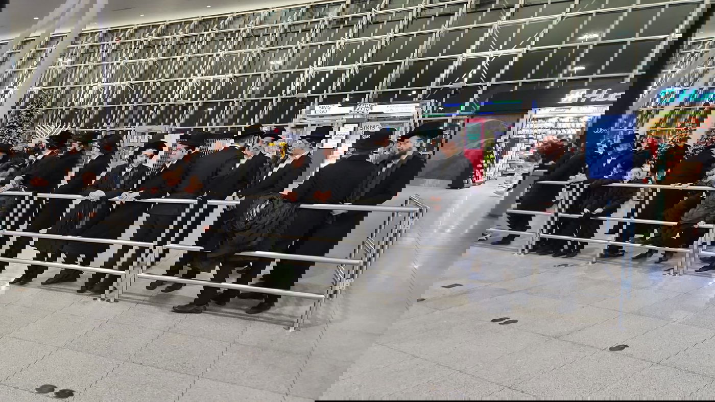 האדמו"ר טס לנחם את סבו, החסידים המתינו בשדה התעופה