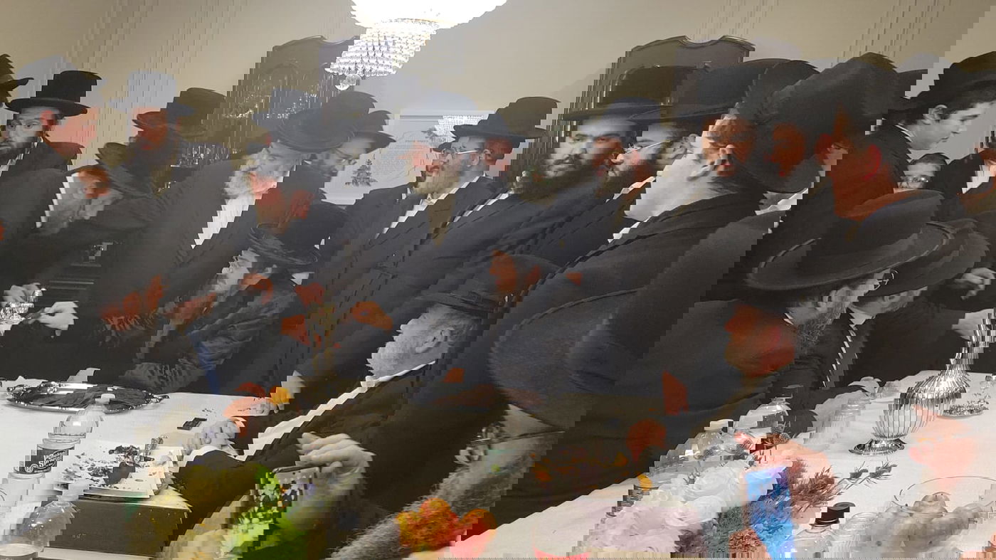 האדמו"ר טס לנחם את סבו, החסידים המתינו בשדה התעופה