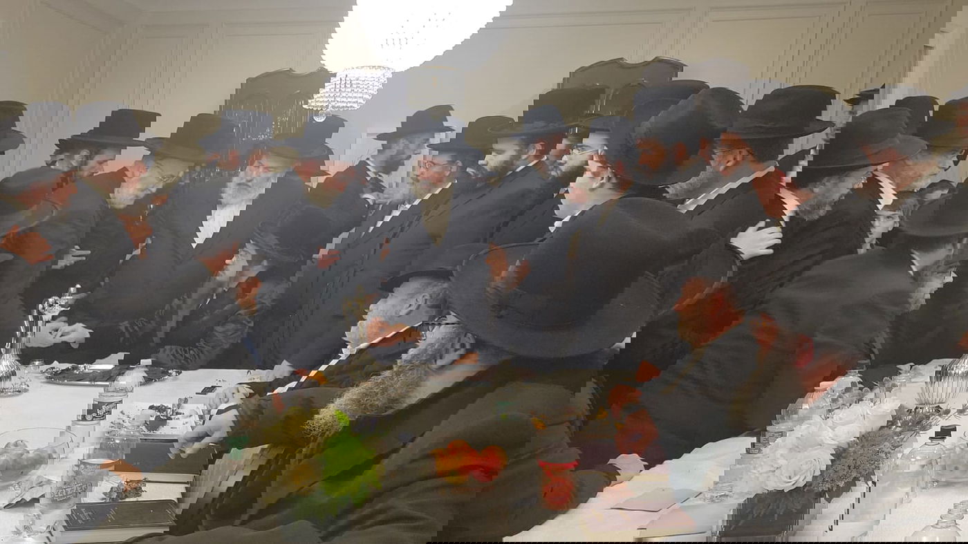 האדמו"ר טס לנחם את סבו, החסידים המתינו בשדה התעופה