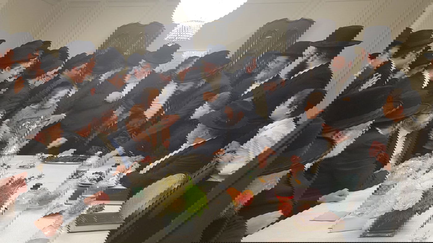 האדמו"ר טס לנחם את סבו, החסידים המתינו בשדה התעופה