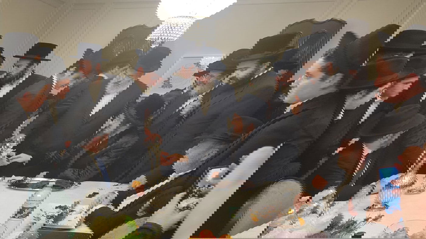 האדמו"ר טס לנחם את סבו, החסידים המתינו בשדה התעופה