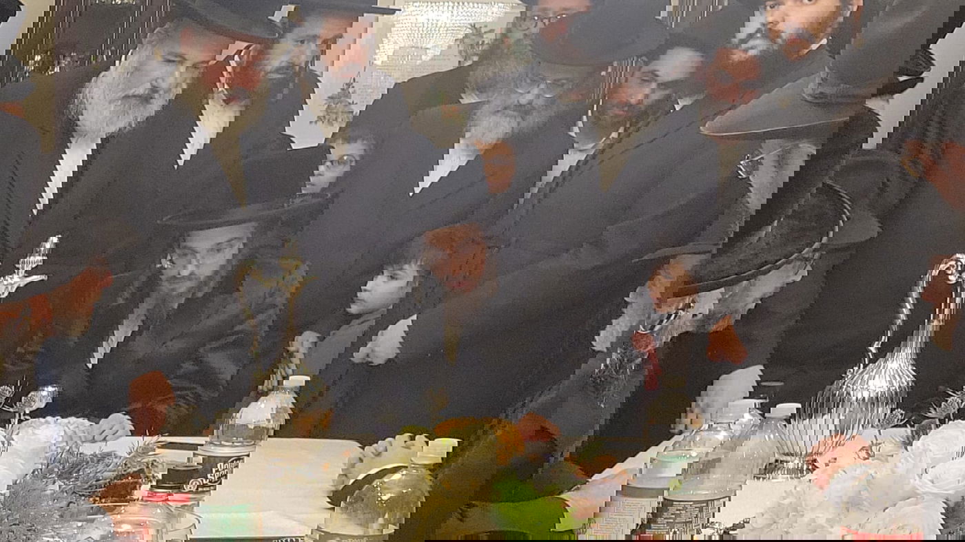 האדמו"ר טס לנחם את סבו, החסידים המתינו בשדה התעופה