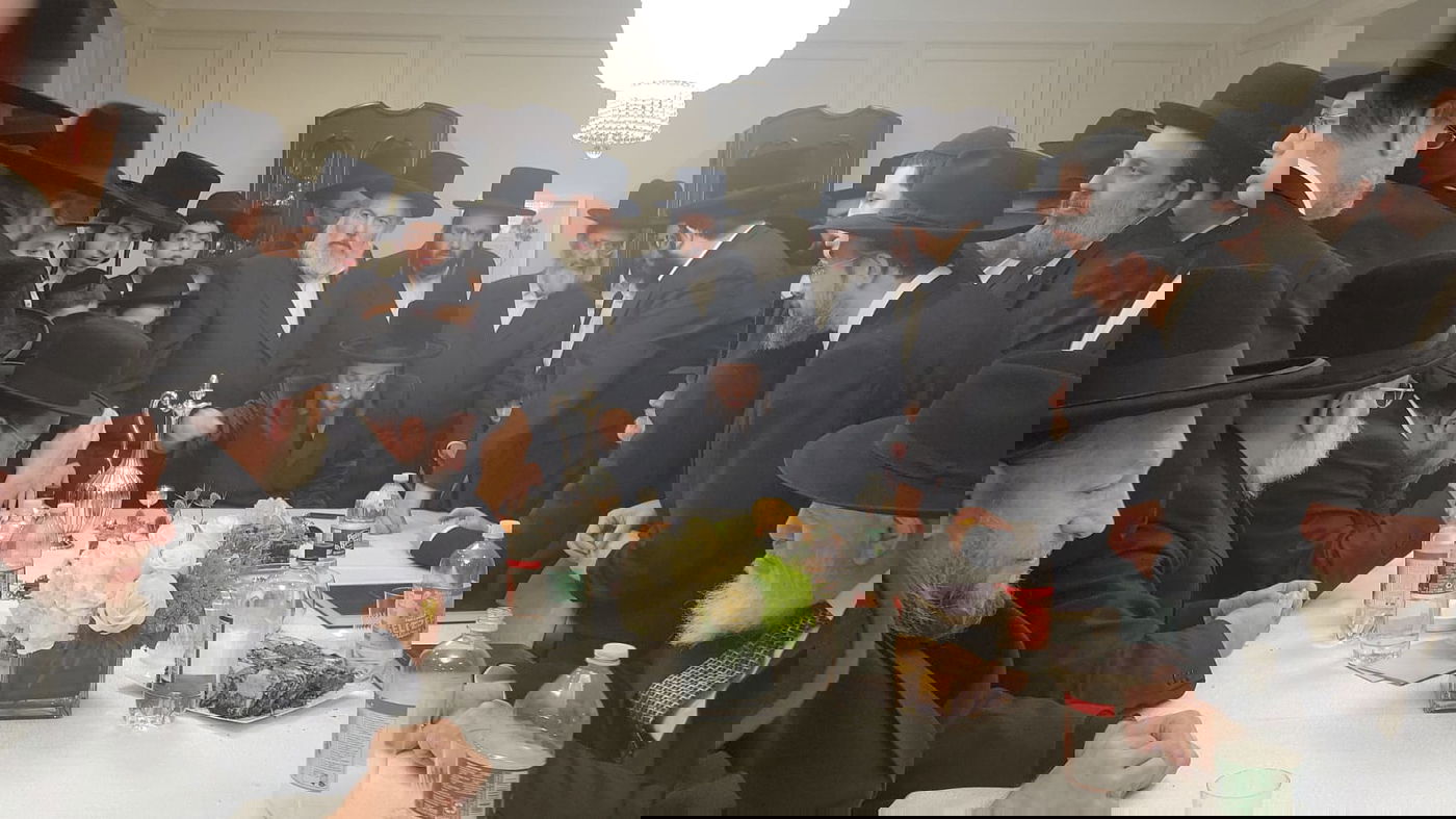 האדמו"ר טס לנחם את סבו, החסידים המתינו בשדה התעופה