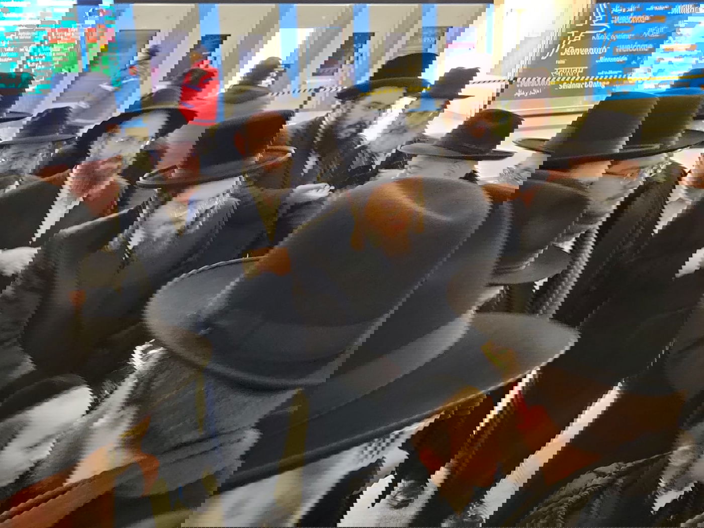 האדמו"ר טס לנחם את סבו, החסידים המתינו בשדה התעופה