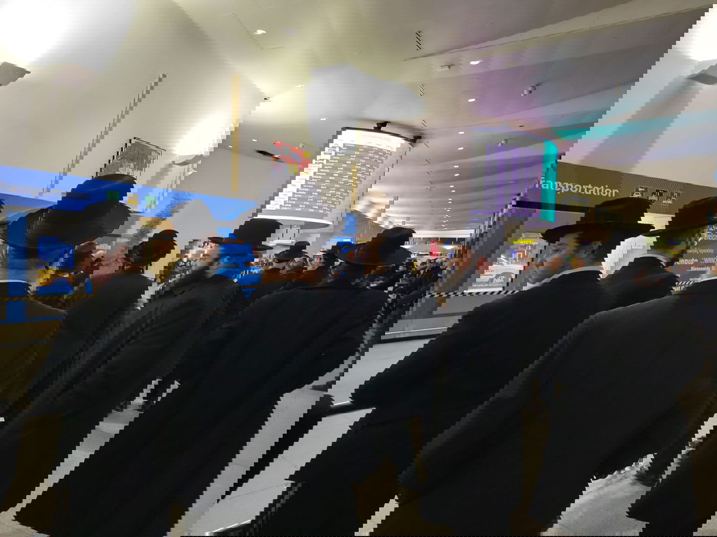 האדמו"ר טס לנחם את סבו, החסידים המתינו בשדה התעופה