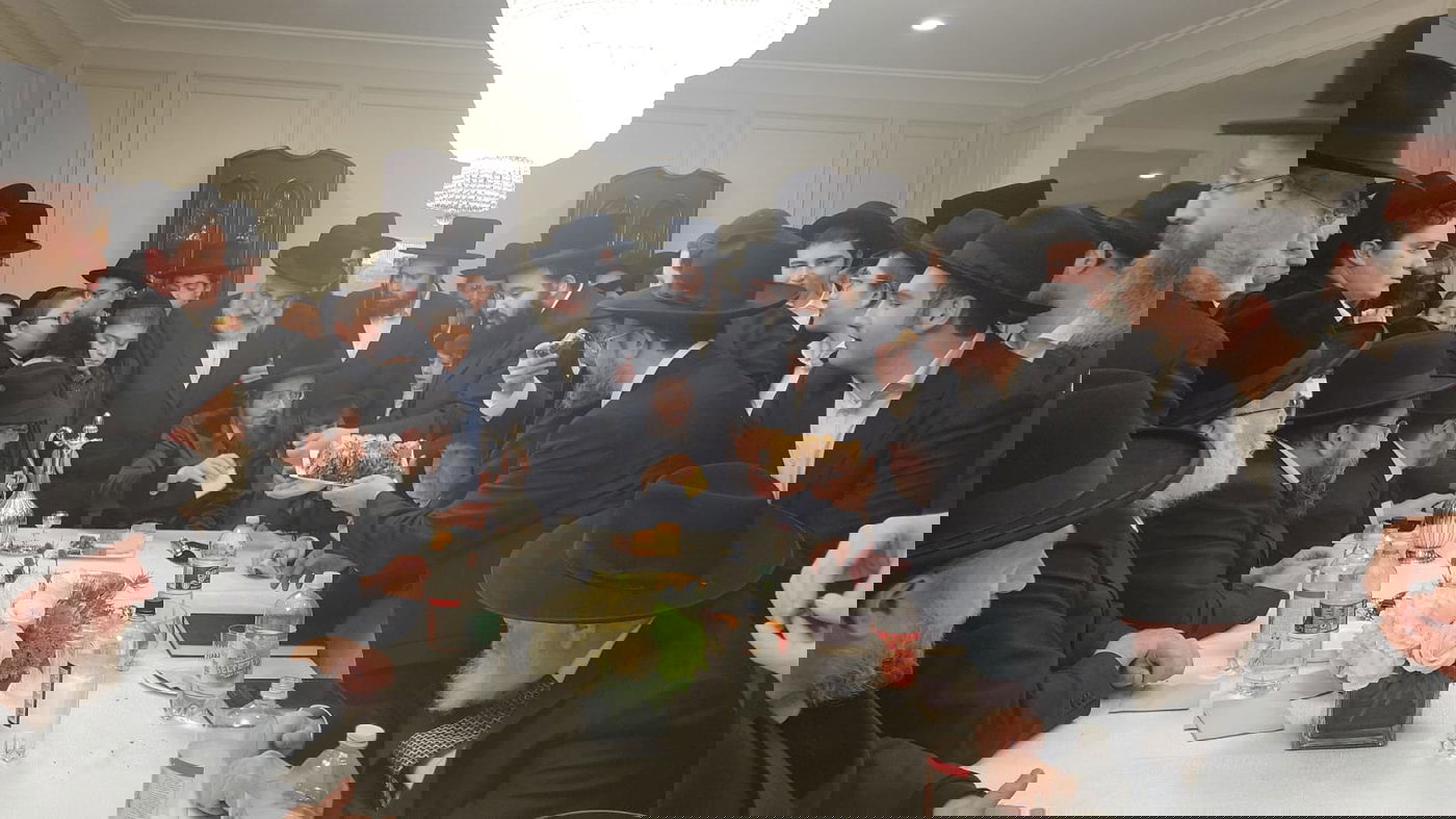 האדמו"ר טס לנחם את סבו, החסידים המתינו בשדה התעופה