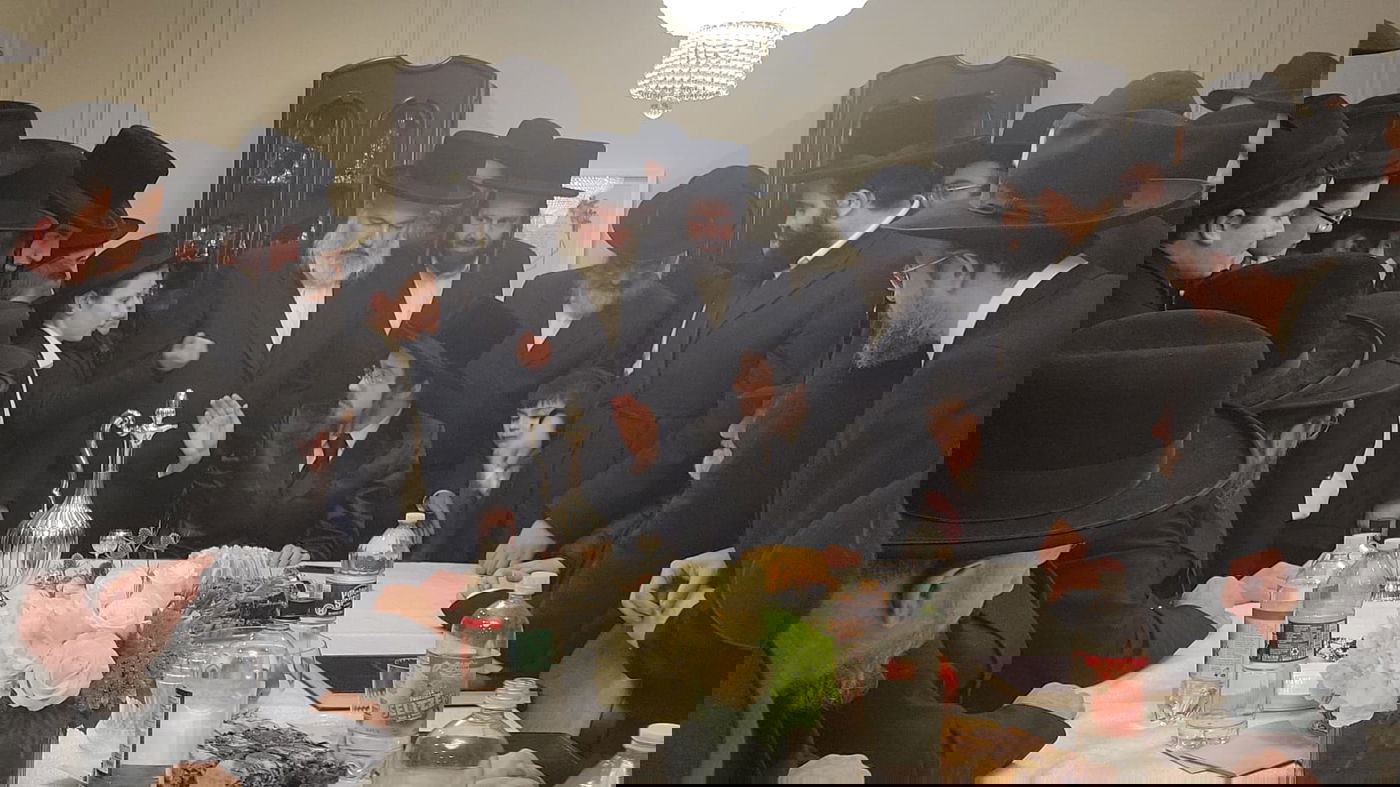 האדמו"ר טס לנחם את סבו, החסידים המתינו בשדה התעופה