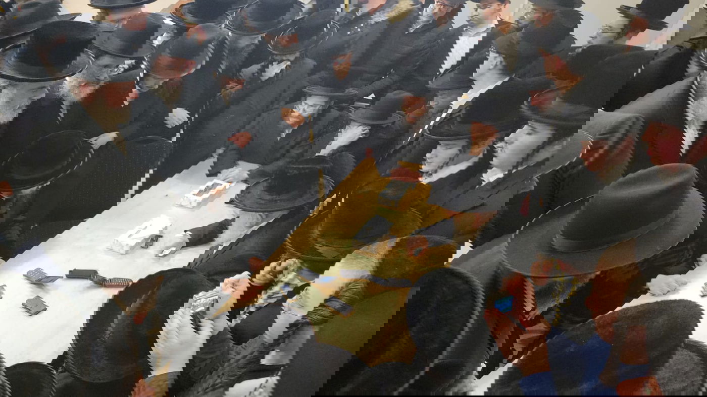 האדמו"ר טס לנחם את סבו, החסידים המתינו בשדה התעופה