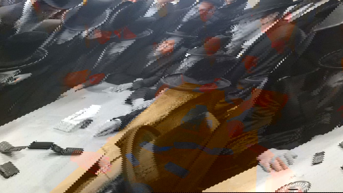 האדמו"ר טס לנחם את סבו, החסידים המתינו בשדה התעופה