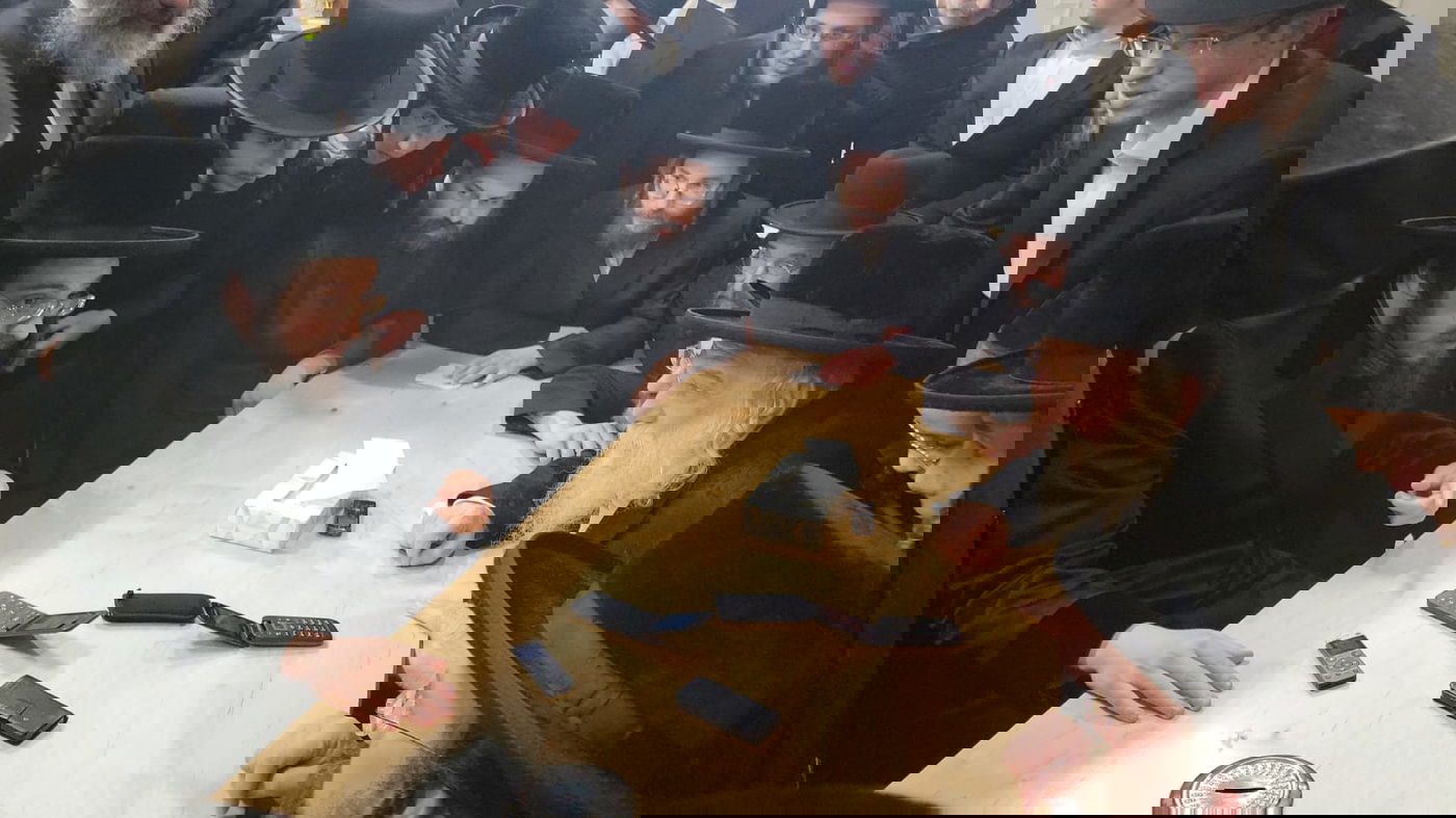 האדמו"ר טס לנחם את סבו, החסידים המתינו בשדה התעופה