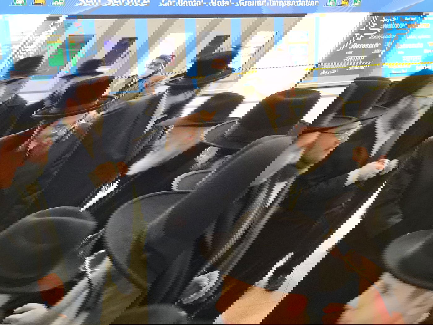 האדמו"ר טס לנחם את סבו, החסידים המתינו בשדה התעופה