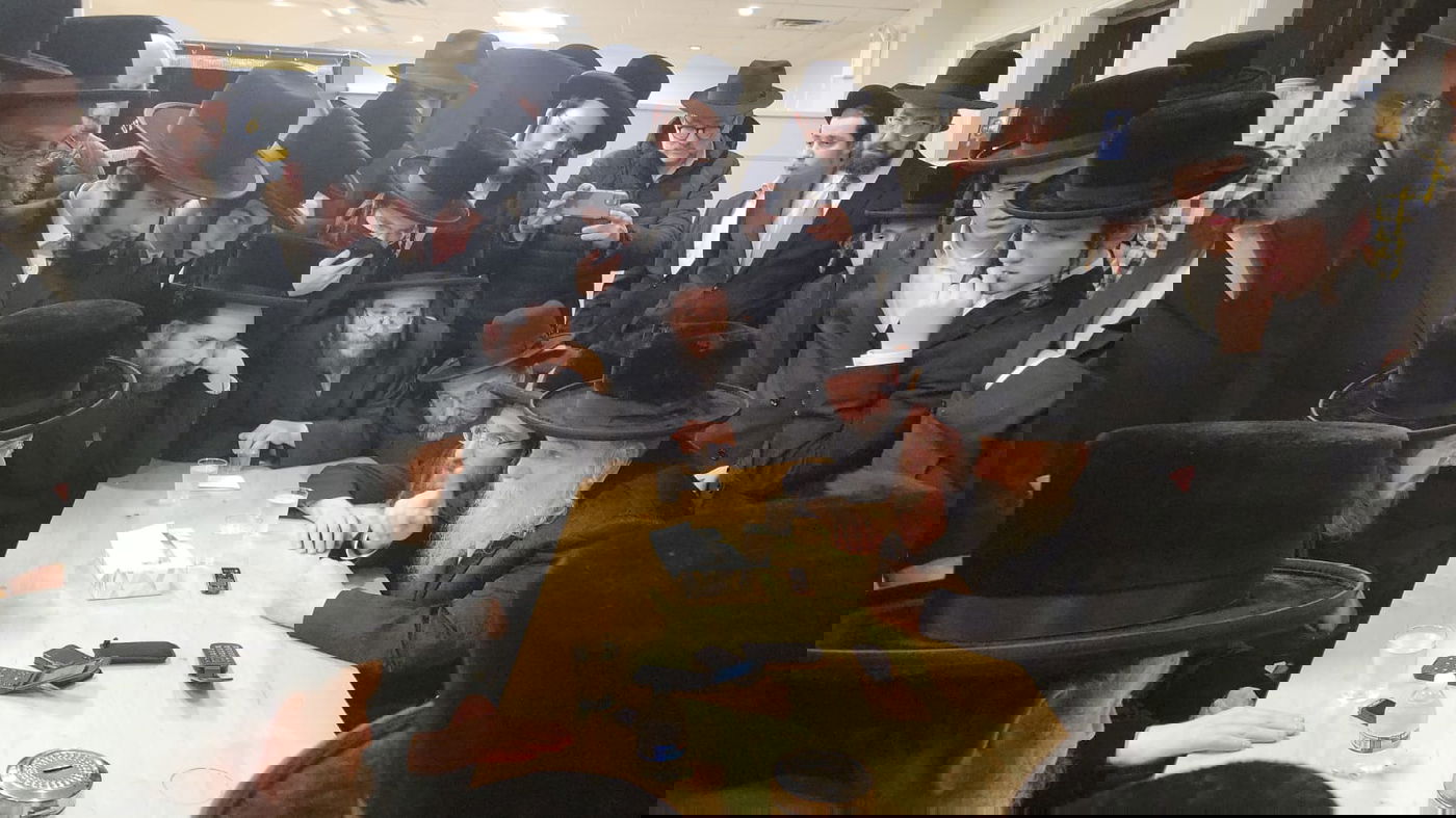 האדמו"ר טס לנחם את סבו, החסידים המתינו בשדה התעופה