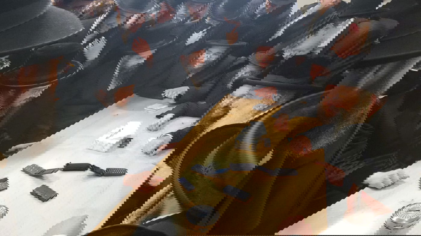 האדמו"ר טס לנחם את סבו, החסידים המתינו בשדה התעופה