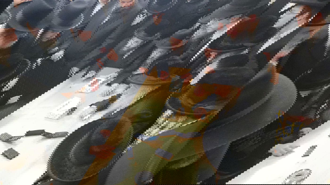 האדמו"ר טס לנחם את סבו, החסידים המתינו בשדה התעופה