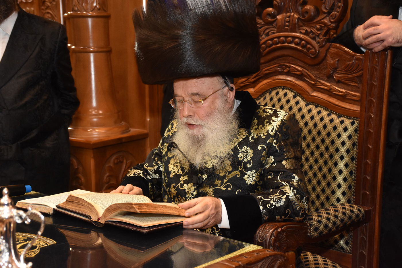 אלפים בהדלקת נרות חנוכה וחלוקת 'מטבעות ברכה' אצל אדמו"ר ממישקולץ