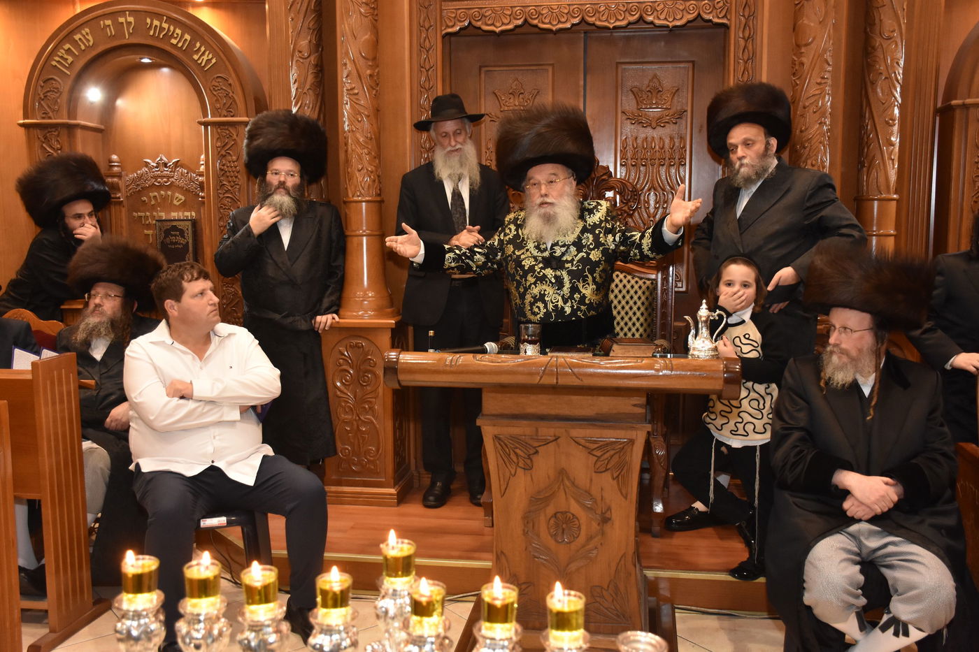 אלפים בהדלקת נרות חנוכה וחלוקת 'מטבעות ברכה' אצל אדמו"ר ממישקולץ