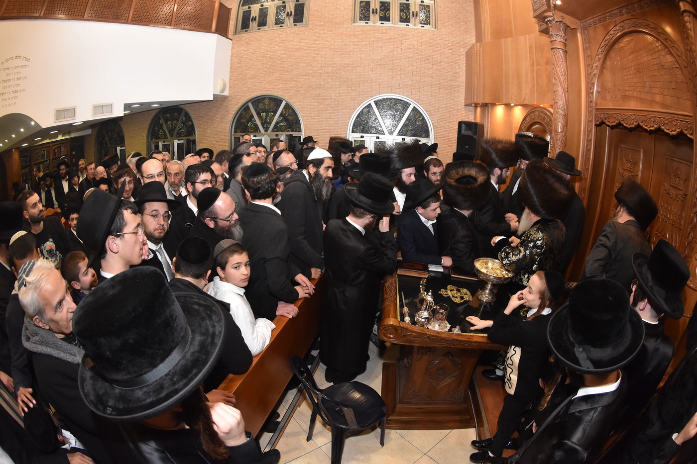 אלפים בהדלקת נרות חנוכה וחלוקת 'מטבעות ברכה' אצל אדמו"ר ממישקולץ