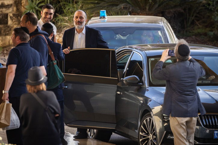 דרעי מגיע לפגישות המו"מ