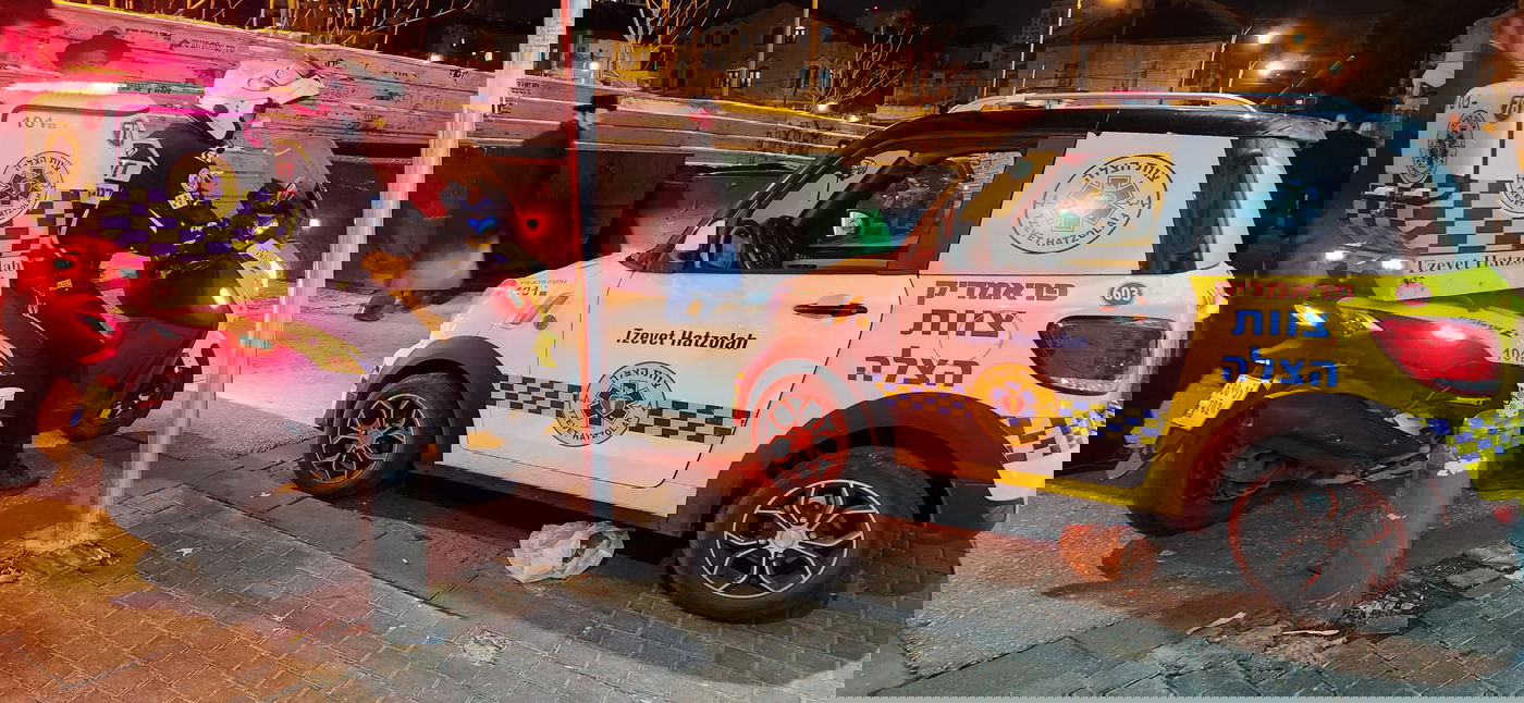 בחור חרדי נדחף על-ידי חברו ונפגע מרכב; מצבו בינוני