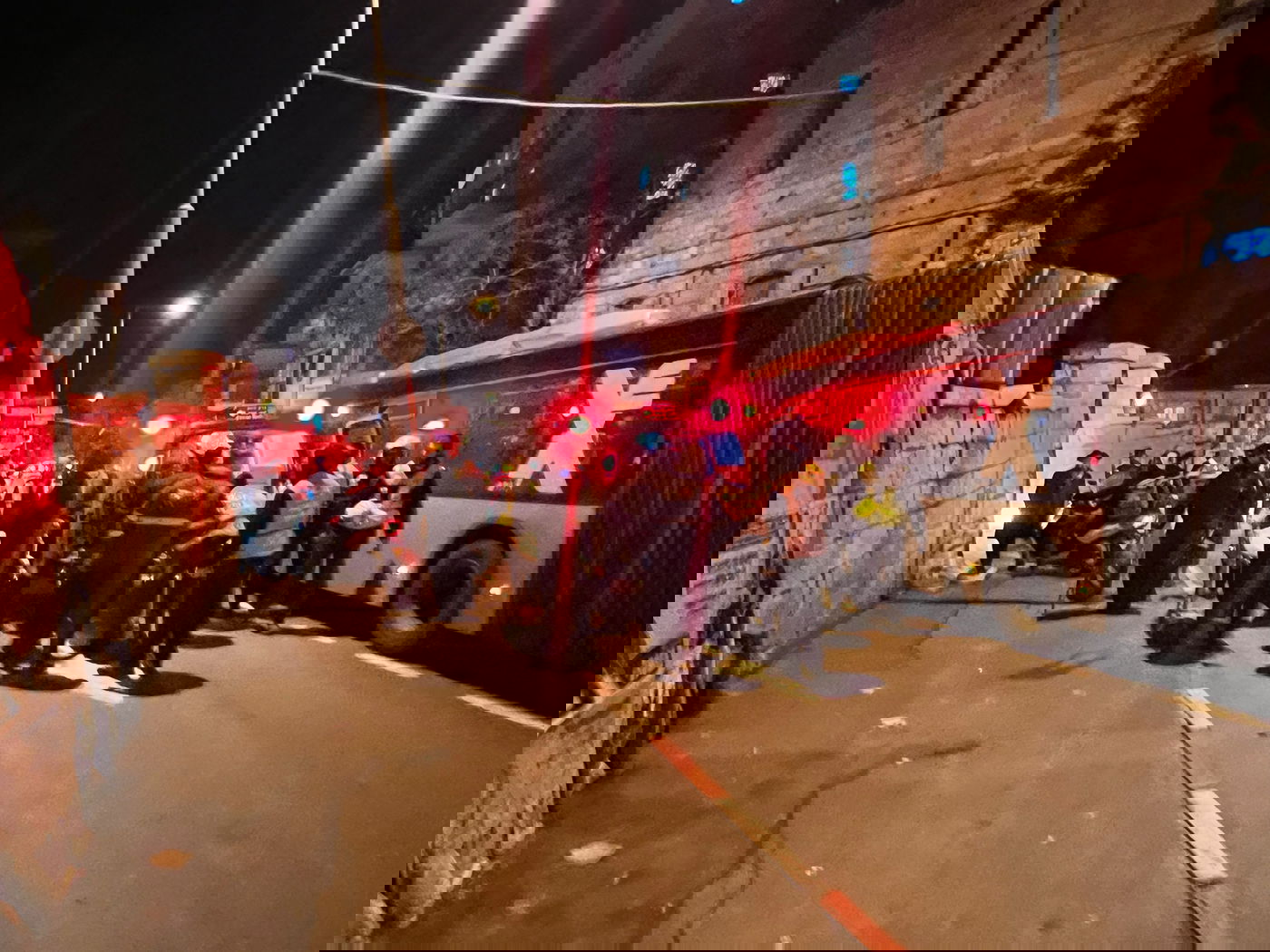 בחור חרדי נדחף על-ידי חברו ונפגע מרכב; מצבו בינוני