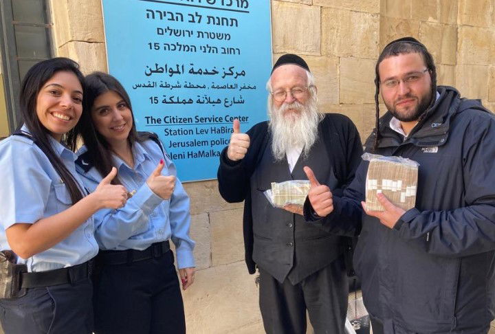 בעל העסק החרדי עם כספו ושתי שוטרות, היום