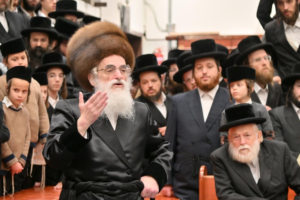 גלריה מסכמת: ימי החנוכה בחצר חסידות ויז'ניץ