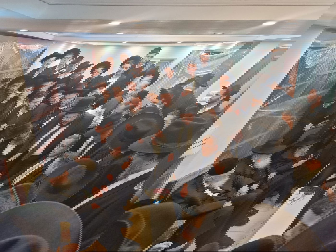 ראש עיריית ירושלים מנחם את ראש הישיבה על פטירת רעייתו ע"ה