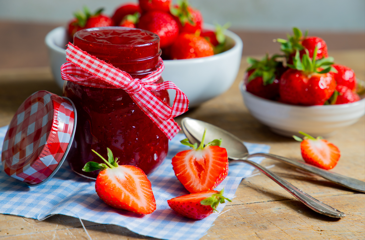 בקערה אחת: עוגת שיש וניל וריבת תות