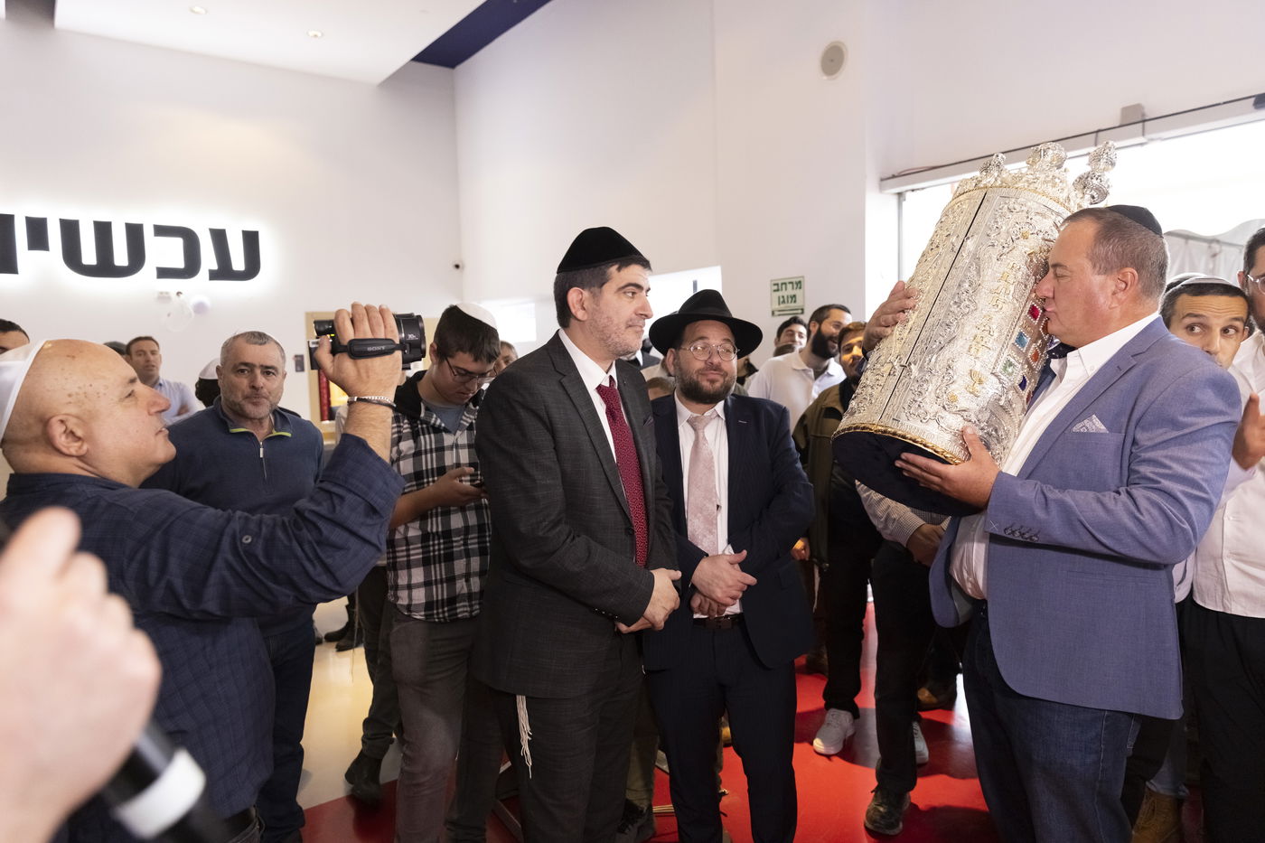 התורם עם ספר התורה המשובץ ב-12 אבני חן