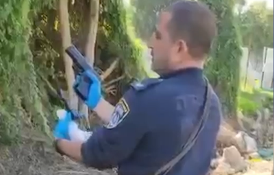 העבריינים החביאו את האקדח מתחת לפסי רכבת