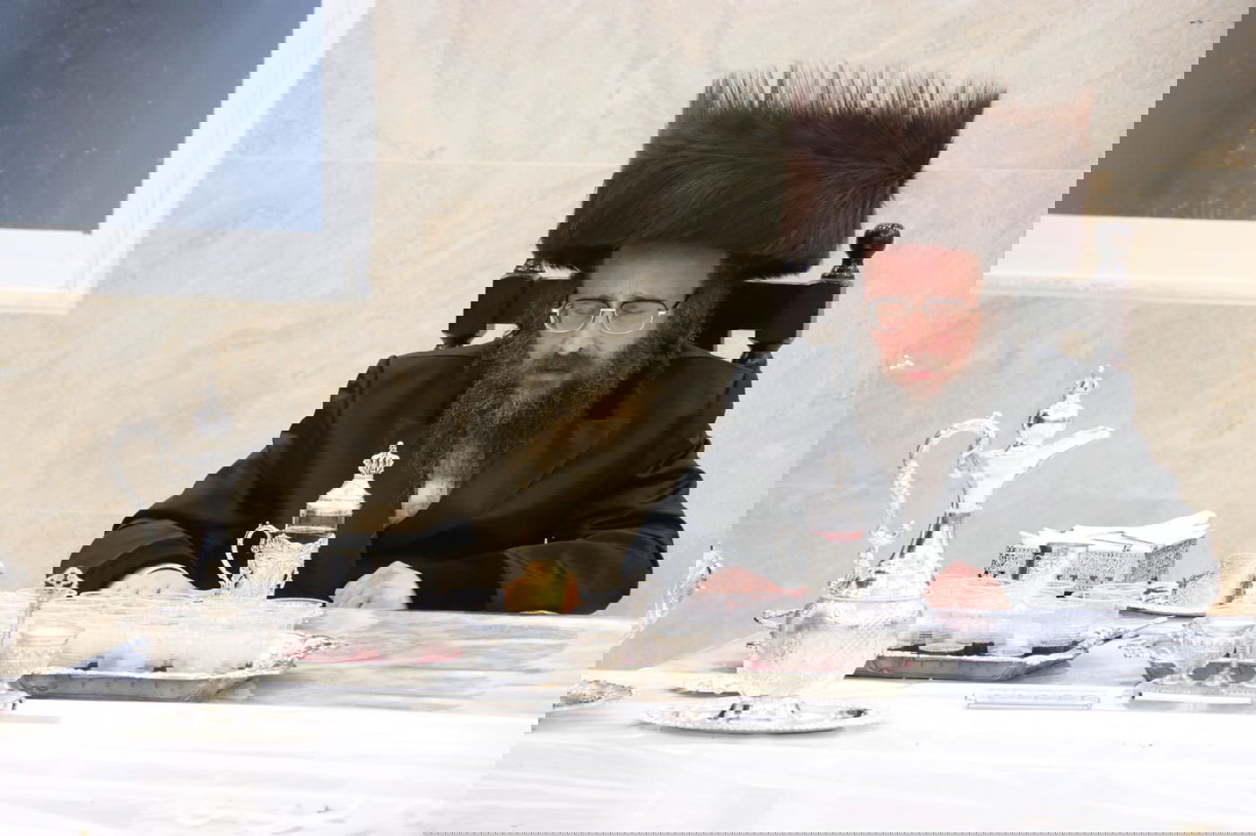 האדמו"ר חילק מטבעות: טיש זאת חנוכה בביאלה בית שמש