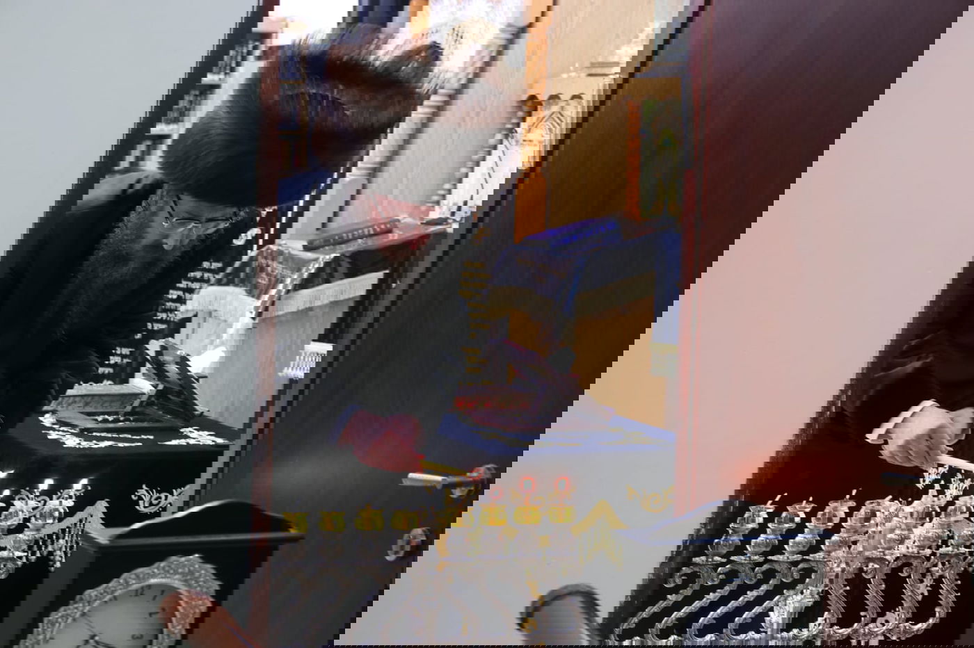 האדמו"ר חילק מטבעות: טיש זאת חנוכה בביאלה בית שמש