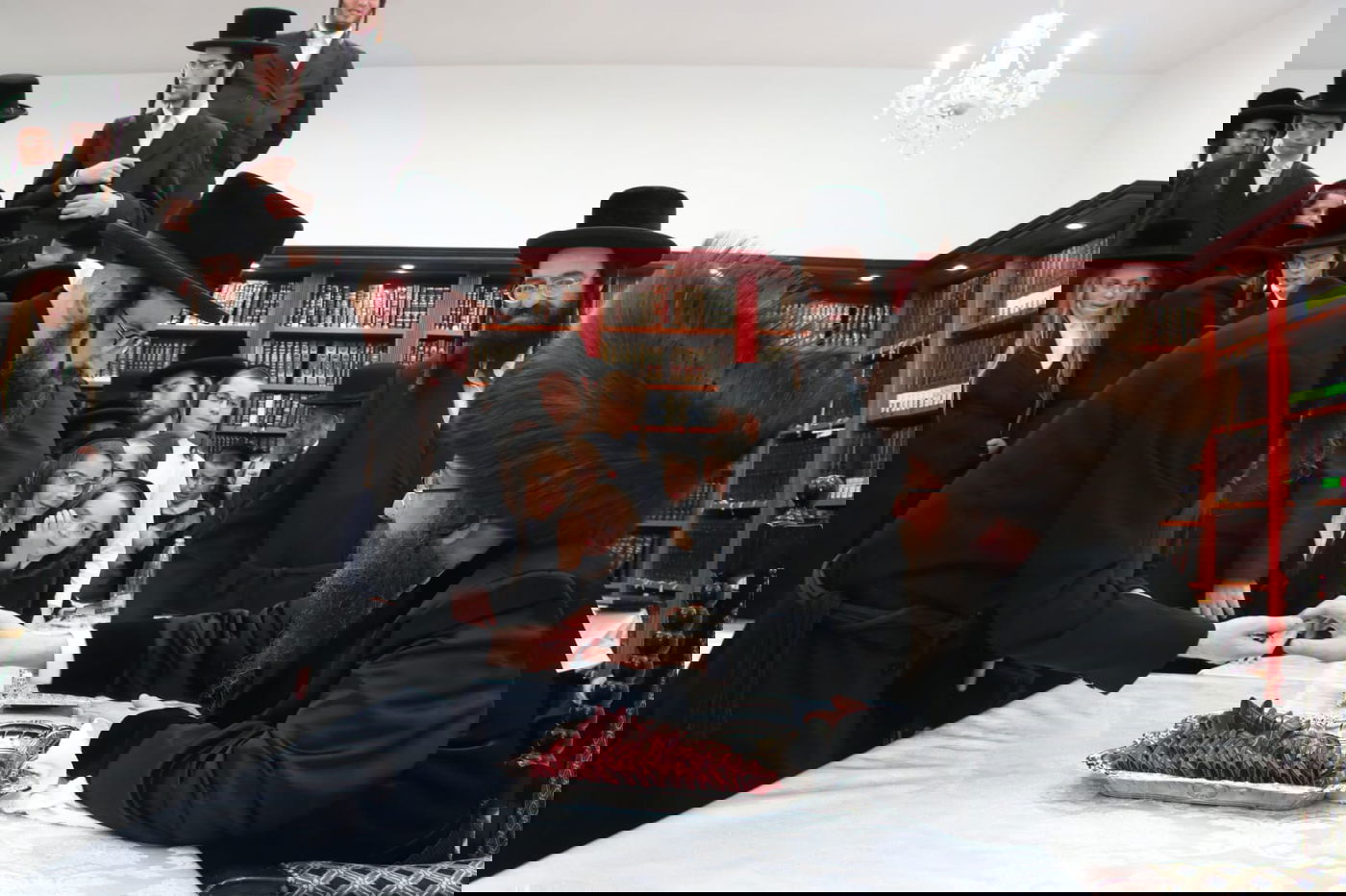 האדמו"ר חילק מטבעות: טיש זאת חנוכה בביאלה בית שמש