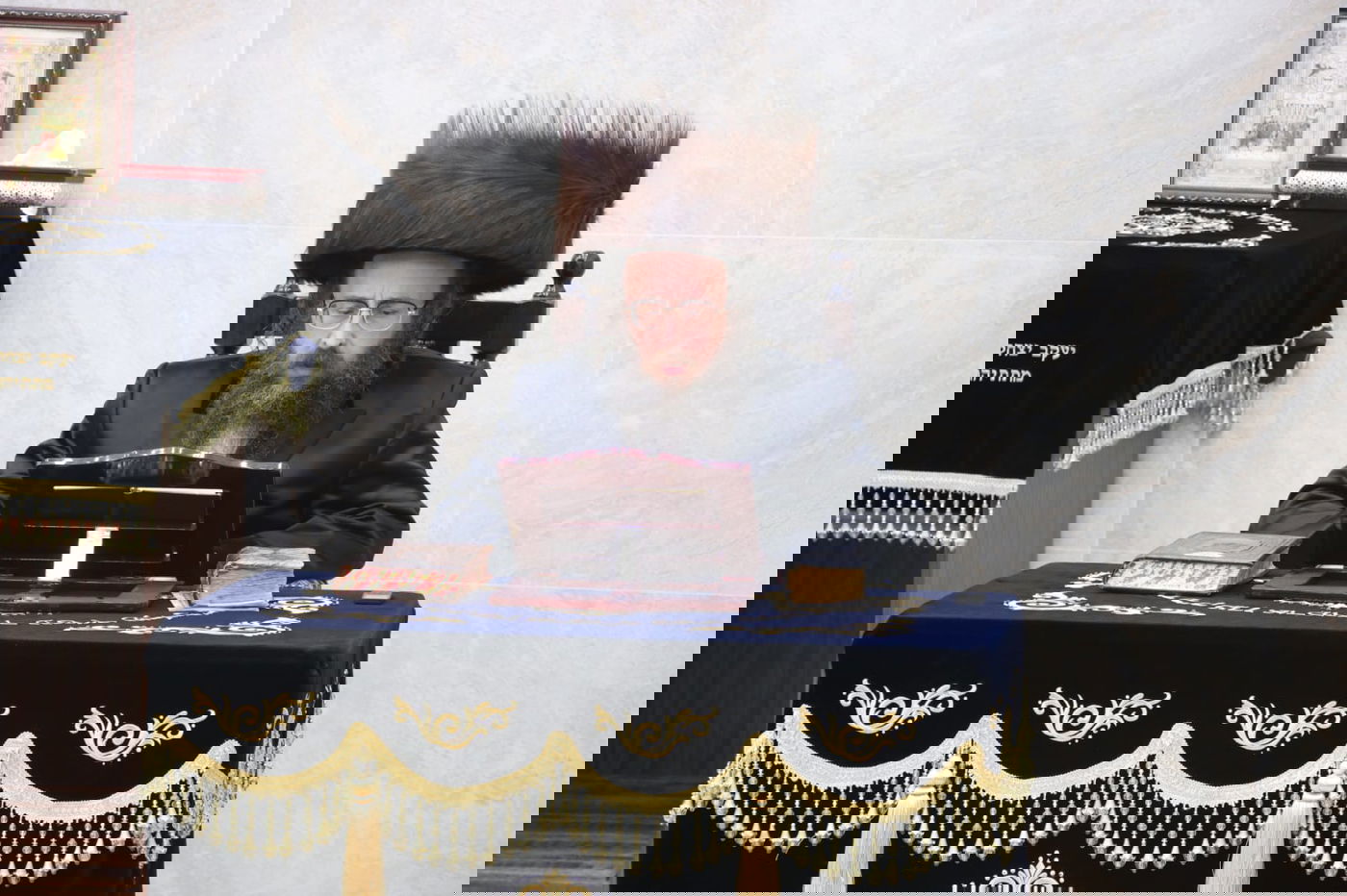 האדמו"ר חילק מטבעות: טיש זאת חנוכה בביאלה בית שמש