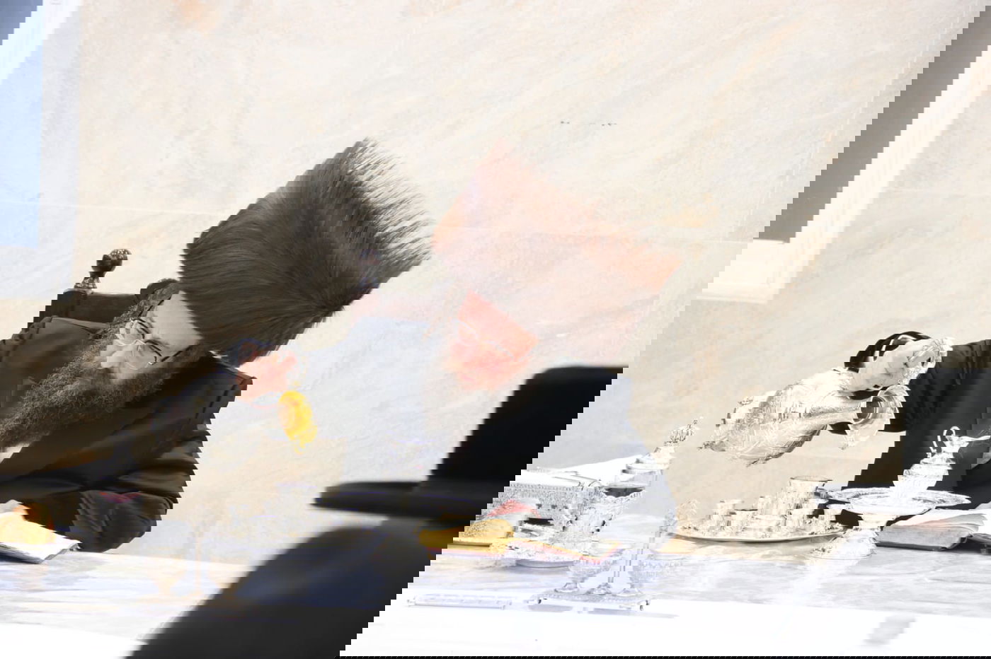 האדמו"ר חילק מטבעות: טיש זאת חנוכה בביאלה בית שמש