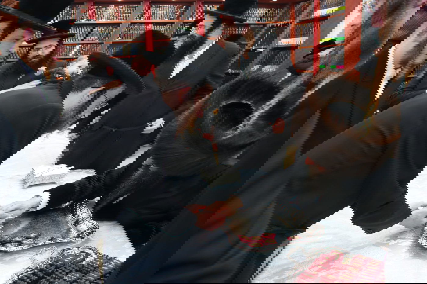 האדמו"ר חילק מטבעות: טיש זאת חנוכה בביאלה בית שמש