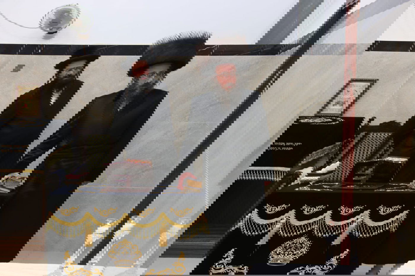 האדמו"ר חילק מטבעות: טיש זאת חנוכה בביאלה בית שמש