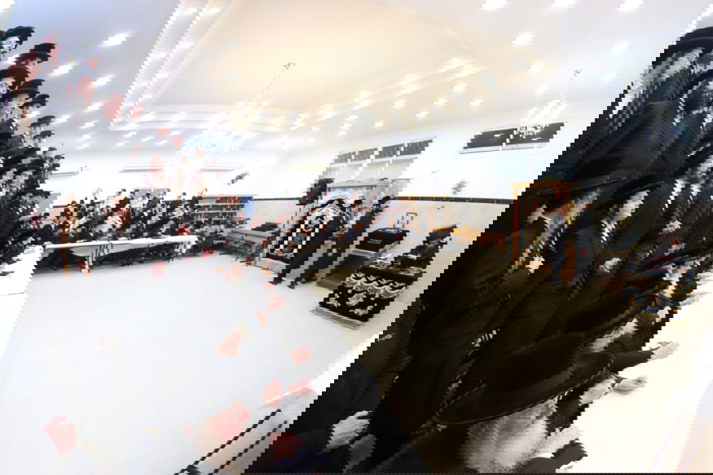 האדמו"ר חילק מטבעות: טיש זאת חנוכה בביאלה בית שמש