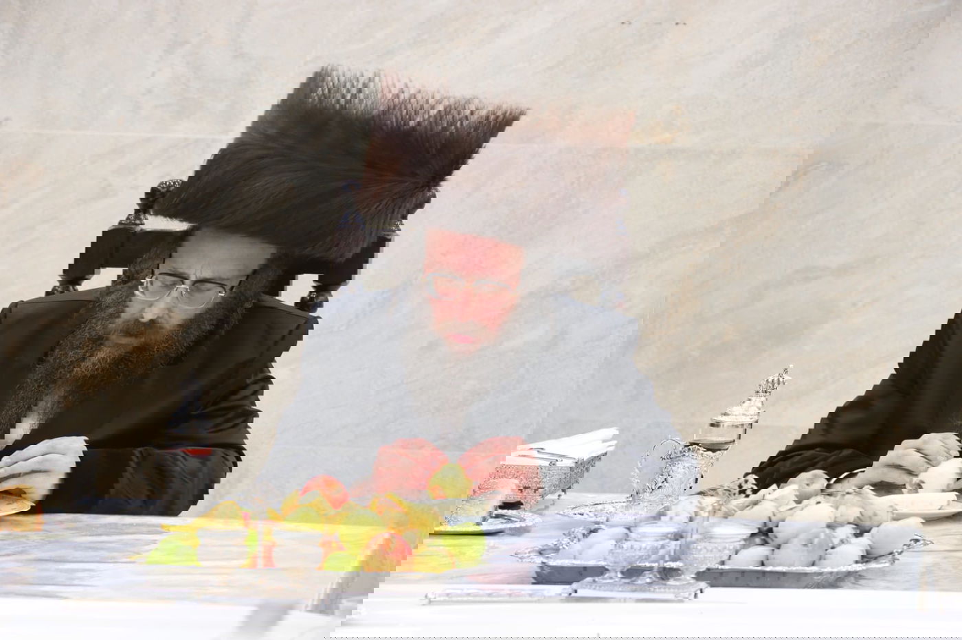 האדמו"ר חילק מטבעות: טיש זאת חנוכה בביאלה בית שמש