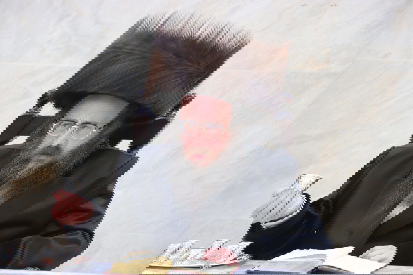 האדמו"ר חילק מטבעות: טיש זאת חנוכה בביאלה בית שמש