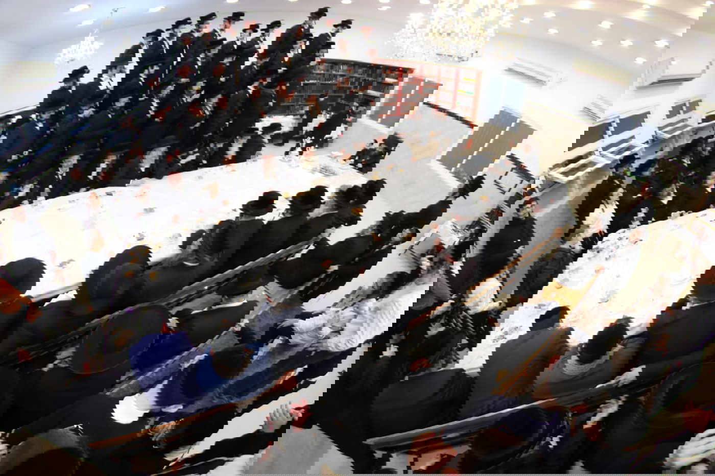 האדמו"ר חילק מטבעות: טיש זאת חנוכה בביאלה בית שמש