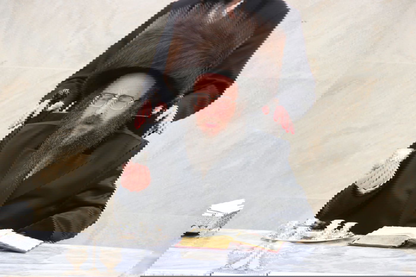 האדמו"ר חילק מטבעות: טיש זאת חנוכה בביאלה בית שמש