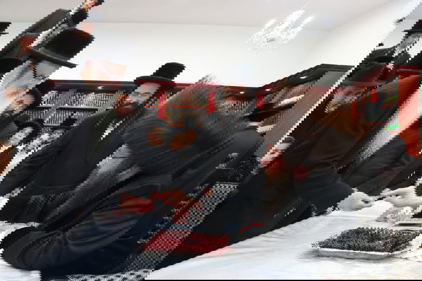 האדמו"ר חילק מטבעות: טיש זאת חנוכה בביאלה בית שמש