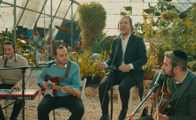 יענקי היל במחרוזת קליפ משירי אברהם פריד