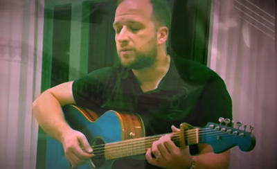 אריה פרייזר בביצוע קומזיץ לניגון ברדיצ'וב