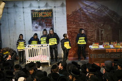 לול תינוקות וילדים בלבוש כתום: כך הפגינו הקיצונים