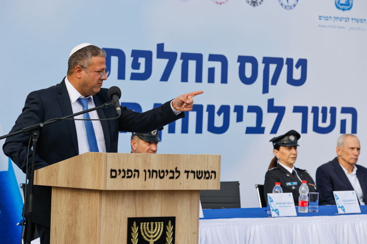 בר לב חמוץ פנים בטקס חילופי השרים