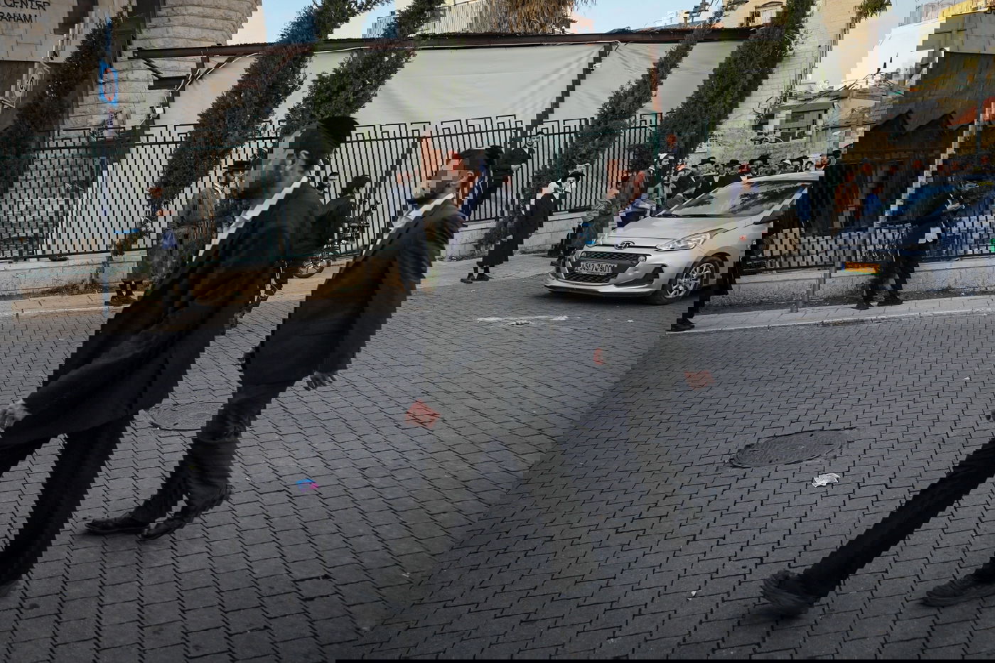 במהלך המצוד, בלשים מחופשים לחרדים